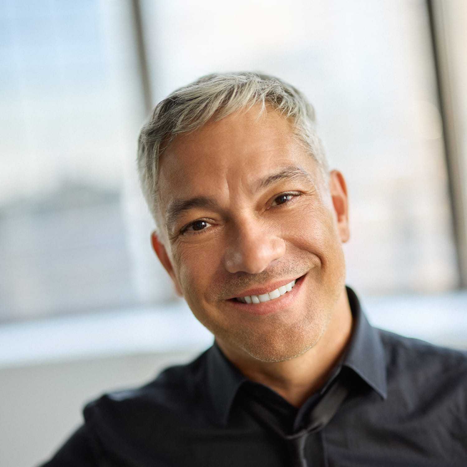 Portrait of Helik Torres, a professional stylist at Mizu Louis Licari, showcasing their expertise and style.